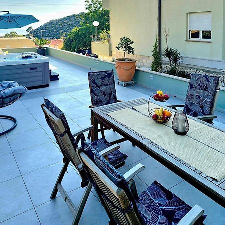 2 Bedroom Beautiful Apartment In Makarska Exterior photo